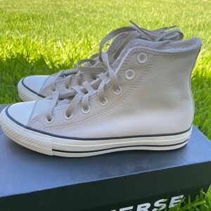 Converse off white  Women’s 7.5